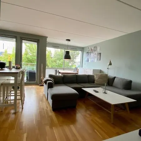 Sentralt I Med Solrik Balkong Og Parkering - Perfekt For Ons شقة *