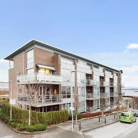 Sentralt I Med Solrik Balkong Og Parkering - Perfekt For Ons Apartment